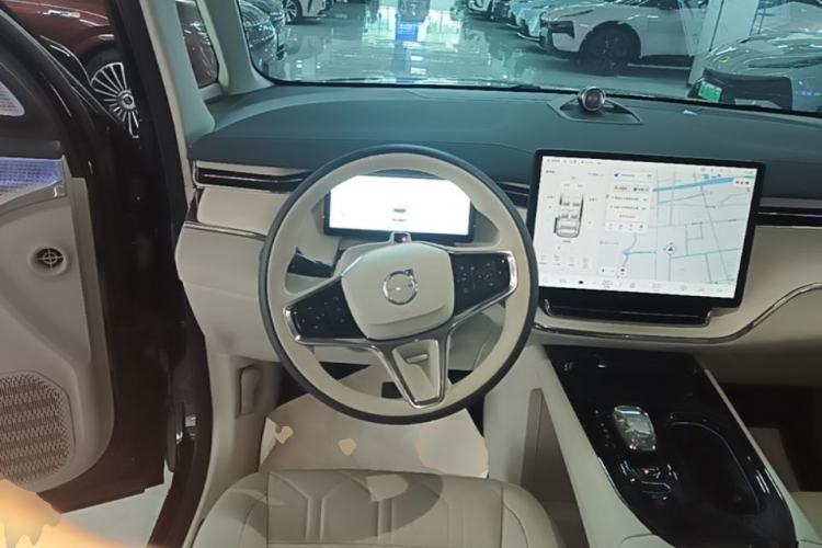 Used Volvo EM90 2025 Ultra Six-Seater Steering Wheel