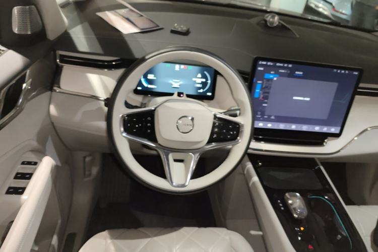 Used Volvo EM90 2025 Ultra Six-Seater Steering Wheel