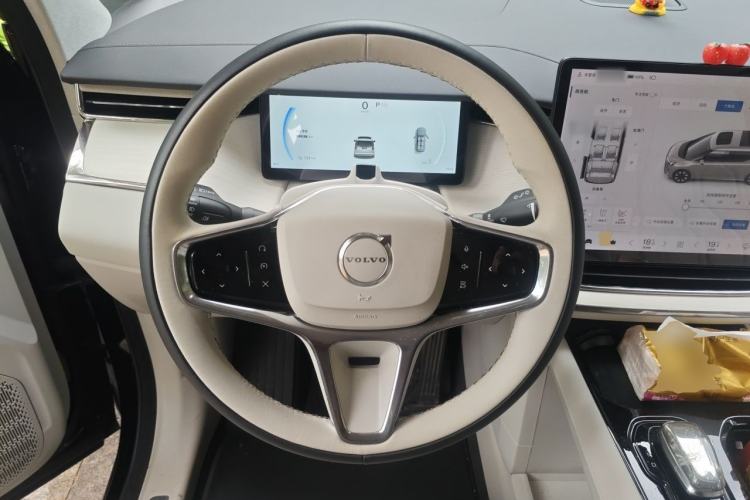 Used Volvo EM90 2025 Ultra Six-Seater Steering Wheel