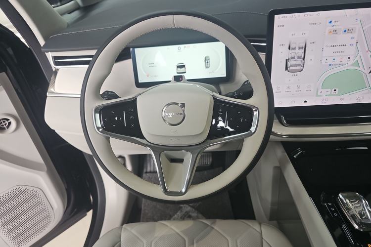 Used Volvo EM90 2025 Ultra Six-Seater Steering Wheel