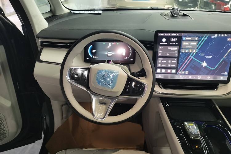 Used Volvo EM90 2025 Ultra Six-Seater Steering Wheel