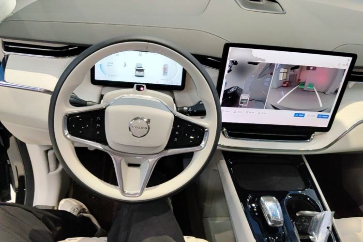 Used Volvo EM90 2025 Ultra Six-Seater Steering Wheel