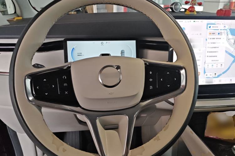 Used Volvo EM90 2025 Ultra Six-Seater Steering Wheel
