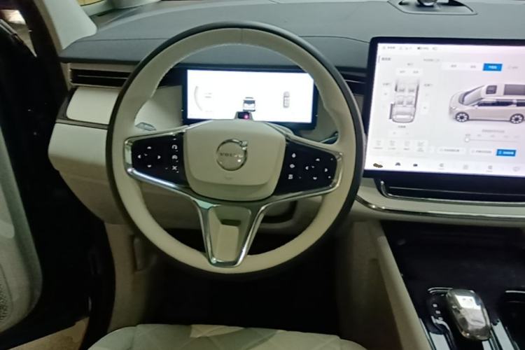 Used Volvo EM90 2025 Ultra Six-Seater Steering Wheel