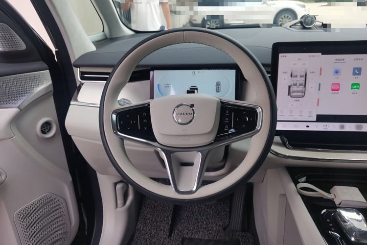 Used Volvo EM90 2025 Ultra Six-Seater Steering Wheel