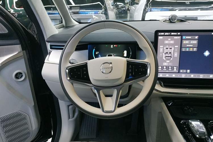 Used Volvo EM90 2025 Ultra Six-Seater Steering Wheel