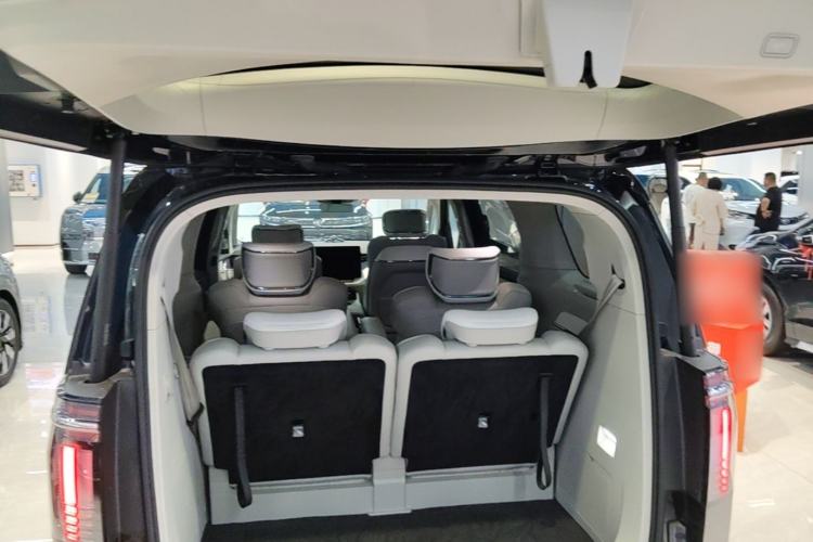 Used Volvo EM90 2025 Ultra Six-Seater Trunk