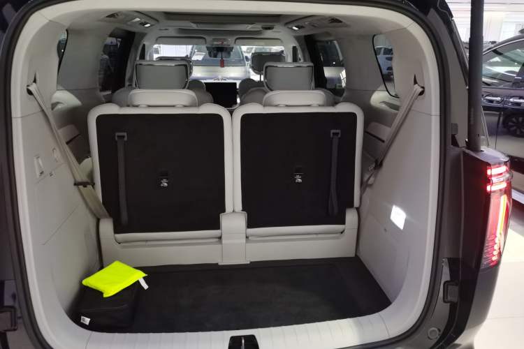 Used Volvo EM90 2025 Ultra Six-Seater Trunk