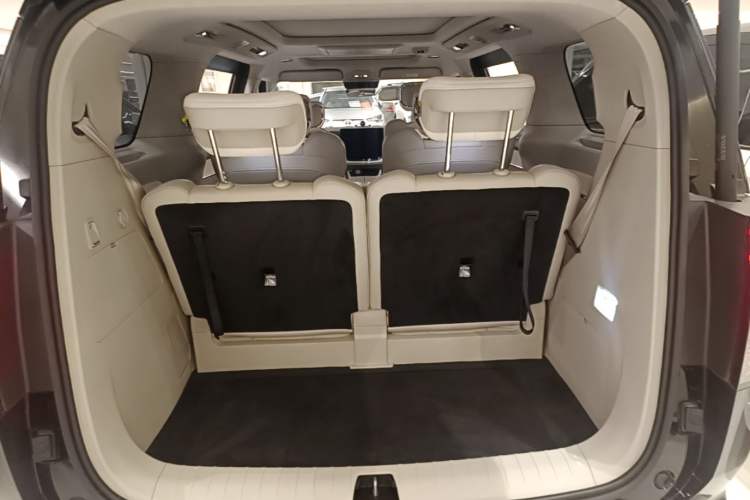 Used Volvo EM90 2025 Ultra Six-Seater Trunk