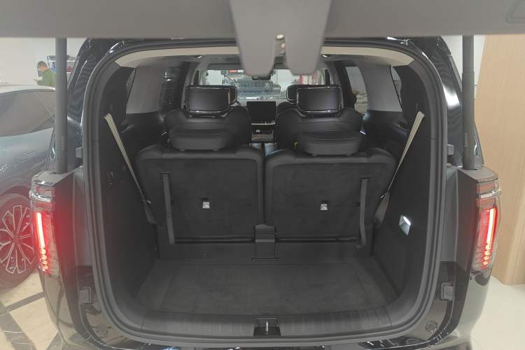 Used Volvo EM90 2025 Ultra Six-Seater Trunk