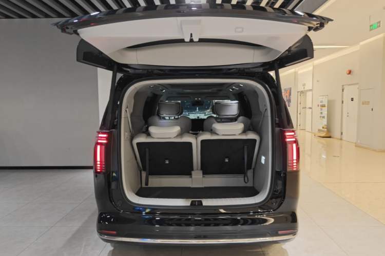 Used Volvo EM90 2025 Ultra Six-Seater Trunk
