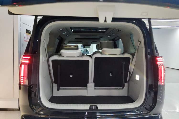 Used Volvo EM90 2025 Ultra Six-Seater Trunk
