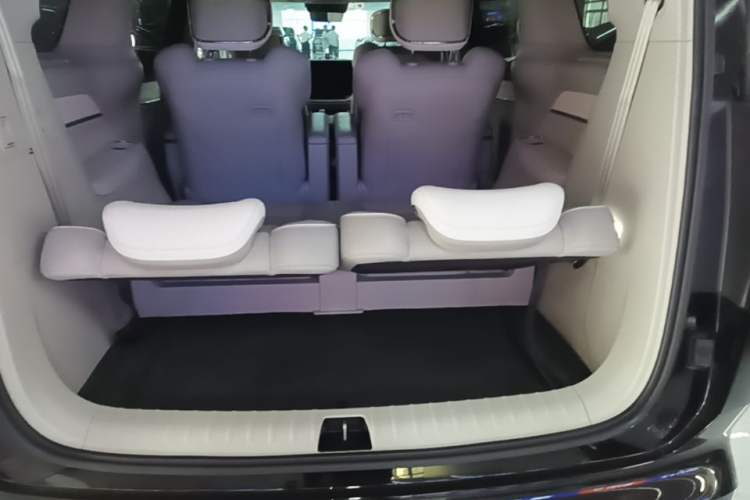 Used Volvo EM90 2025 Ultra Six-Seater Trunk