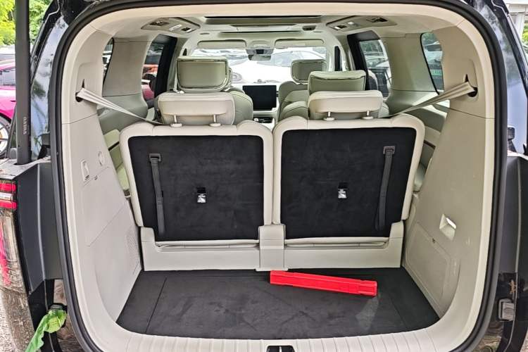 Used Volvo EM90 2025 Ultra Six-Seater Trunk