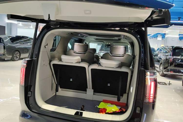 Used Volvo EM90 2025 Ultra Six-Seater Trunk