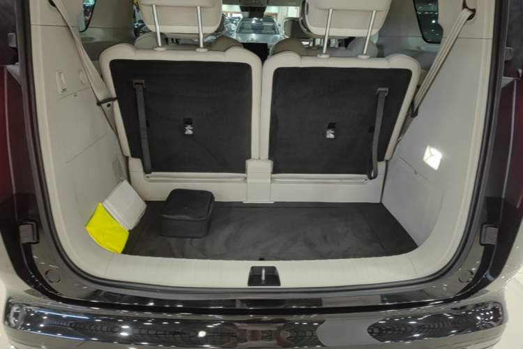 Used Volvo EM90 2025 Ultra Six-Seater Trunk