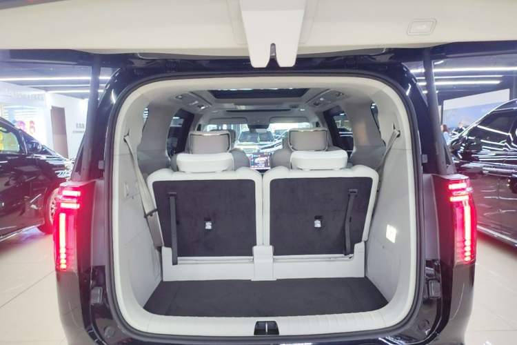 Used Volvo EM90 2025 Ultra Six-Seater Trunk