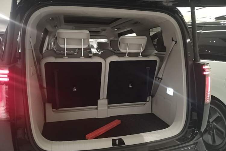 Used Volvo EM90 2025 Ultra Six-Seater Trunk
