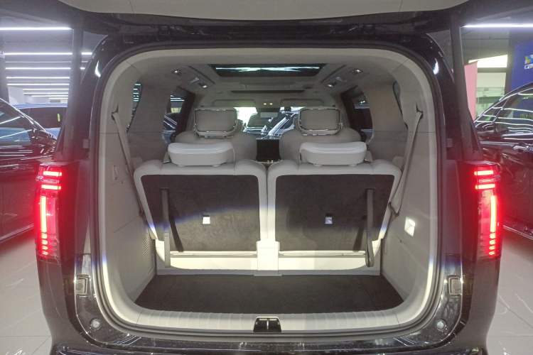 Used Volvo EM90 2025 Ultra Six-Seater Trunk