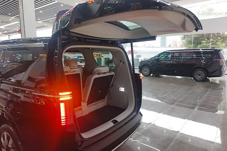 Used Volvo EM90 2025 Ultra Six-Seater Trunk