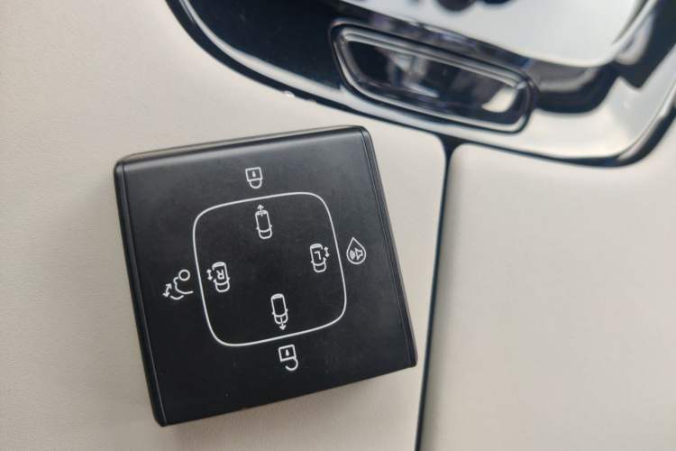 Used Volvo EM90 2025 Ultra Six-Seater Vehicle Key