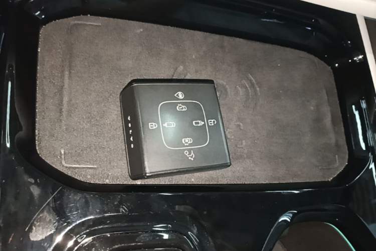 Used Volvo EM90 2025 Ultra Six-Seater Vehicle Key