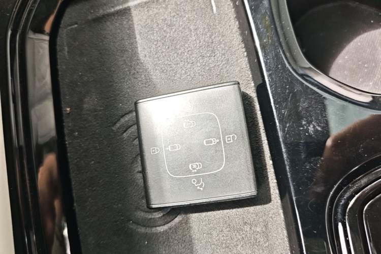 Used Volvo EM90 2025 Ultra Six-Seater Vehicle Key