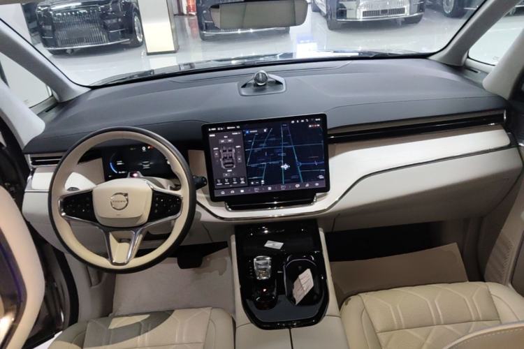Used Volvo EM90 2025 Ultra Six-Seater Center Console