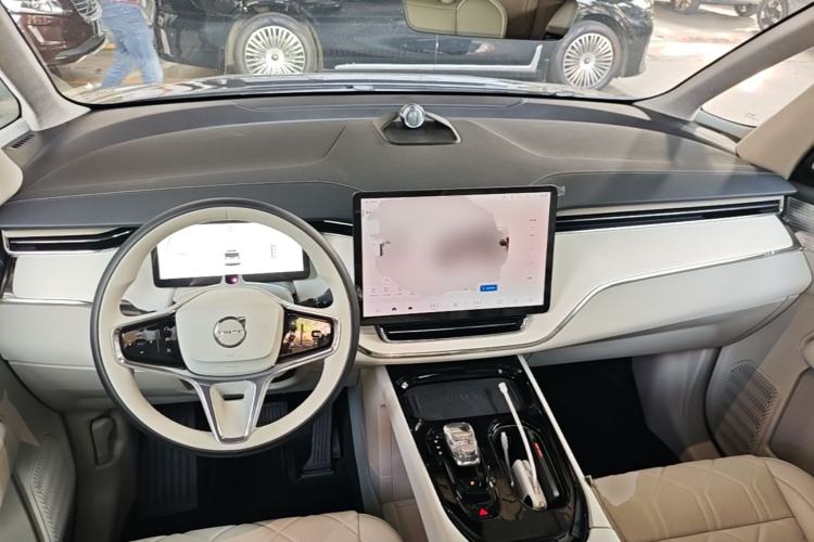 Used Volvo EM90 2025 Ultra Six-Seater Center Console