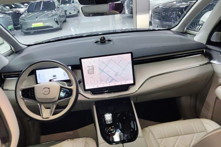 Used Volvo EM90 2025 Ultra Six-Seater Center Console
