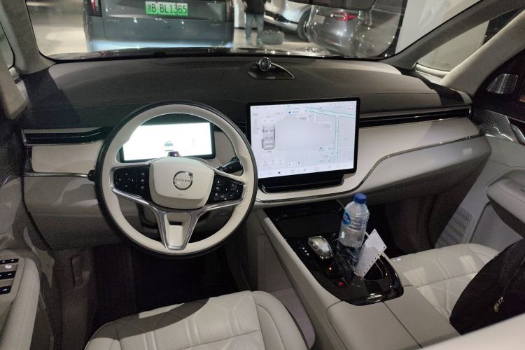 Used Volvo EM90 2025 Ultra Six-Seater Center Console