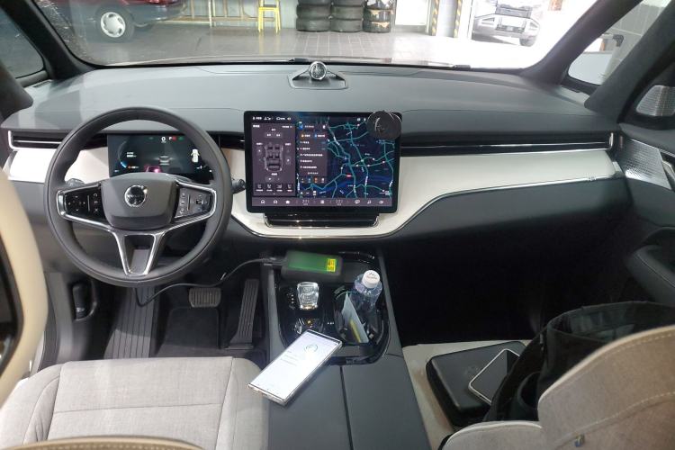 Used Volvo EM90 2025 Ultra Six-Seater Center Console