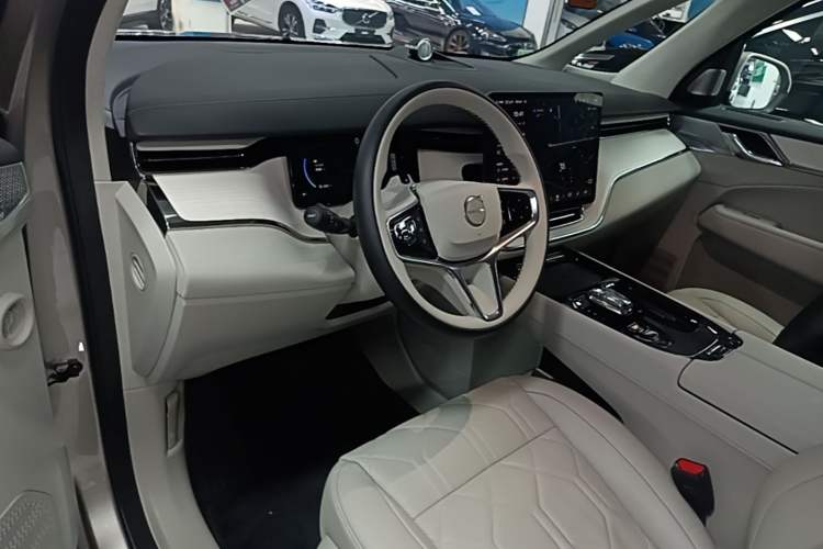 Used Volvo EM90 2025 Ultra Six-Seater Center Console