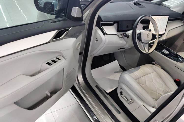 Used Volvo EM90 2025 Ultra Six-Seater Driver Seat