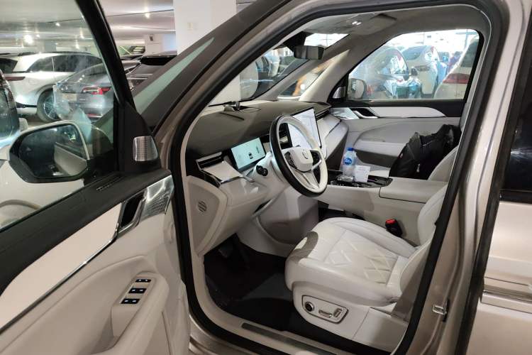 Used Volvo EM90 2025 Ultra Six-Seater Driver Seat