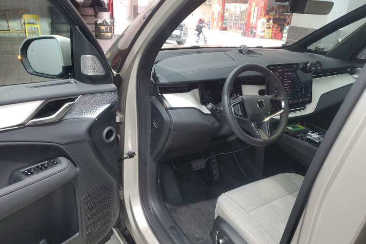 Used Volvo EM90 2025 Ultra Six-Seater Driver Seat