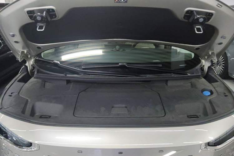 Used Volvo EM90 2025 Ultra Six-Seater Engine Bay