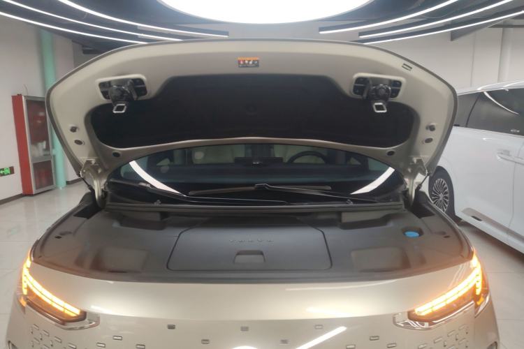 Used Volvo EM90 2025 Ultra Six-Seater Engine Bay
