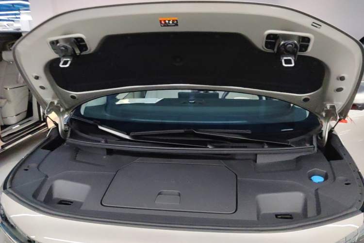 Used Volvo EM90 2025 Ultra Six-Seater Engine Bay