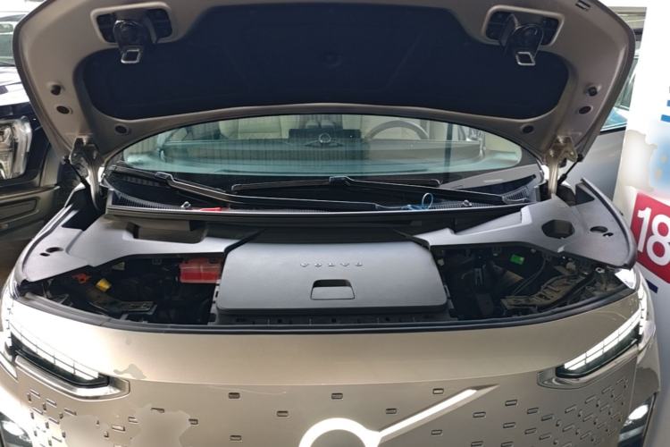 Used Volvo EM90 2025 Ultra Six-Seater Engine Bay