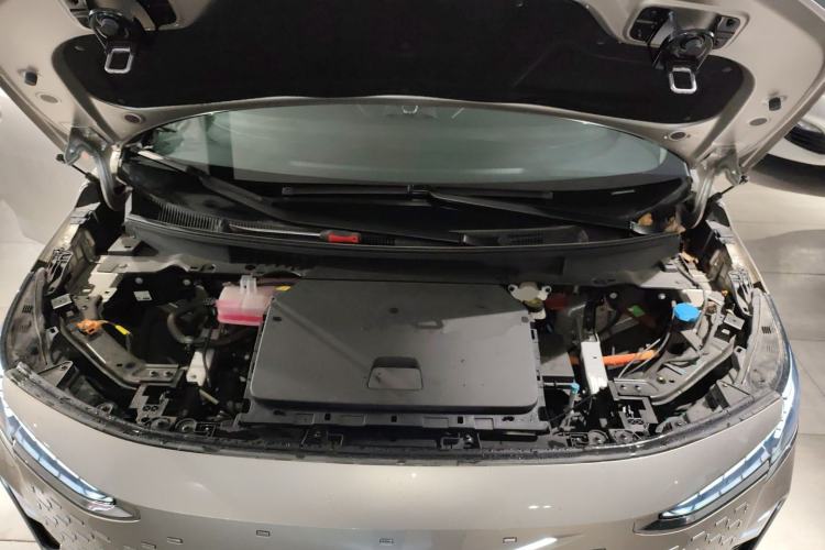 Used Volvo EM90 2025 Ultra Six-Seater Engine Bay
