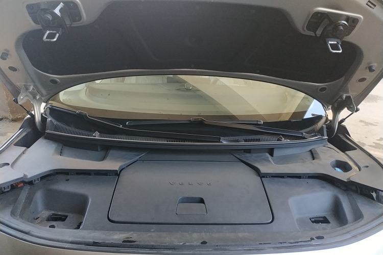 Used Volvo EM90 2025 Ultra Six-Seater Engine Bay