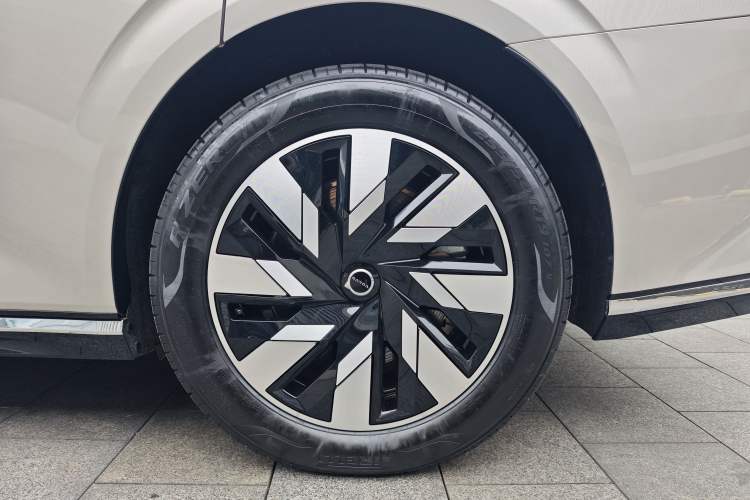 Used Volvo EM90 2025 Ultra Six-Seater Exterior 12