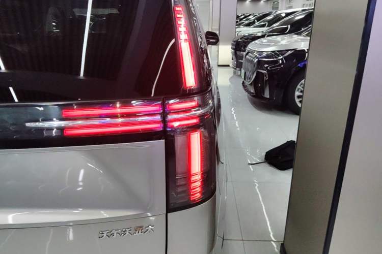 Used Volvo EM90 2025 Ultra Six-Seater Exterior 3
