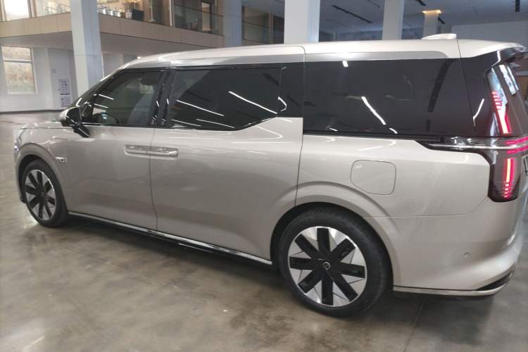 Used Volvo EM90 2025 Ultra Six-Seater Exterior 3