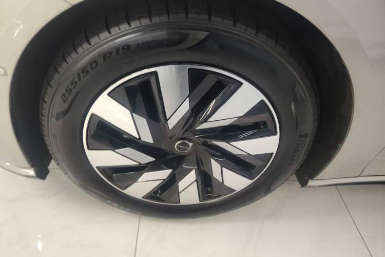 Used Volvo EM90 2025 Ultra Six-Seater Exterior 4