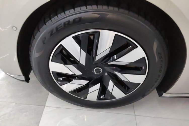 Used Volvo EM90 2025 Ultra Six-Seater Exterior 4