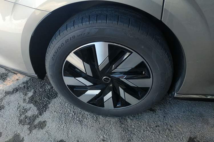 Used Volvo EM90 2025 Ultra Six-Seater Exterior 8