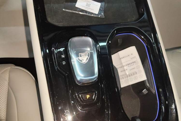 Used Volvo EM90 2025 Ultra Six-Seater Gear Lever