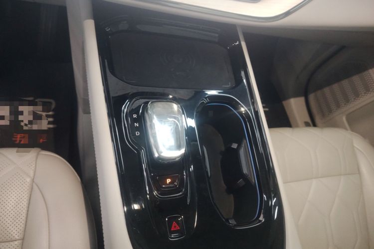 Used Volvo EM90 2025 Ultra Six-Seater Gear Lever